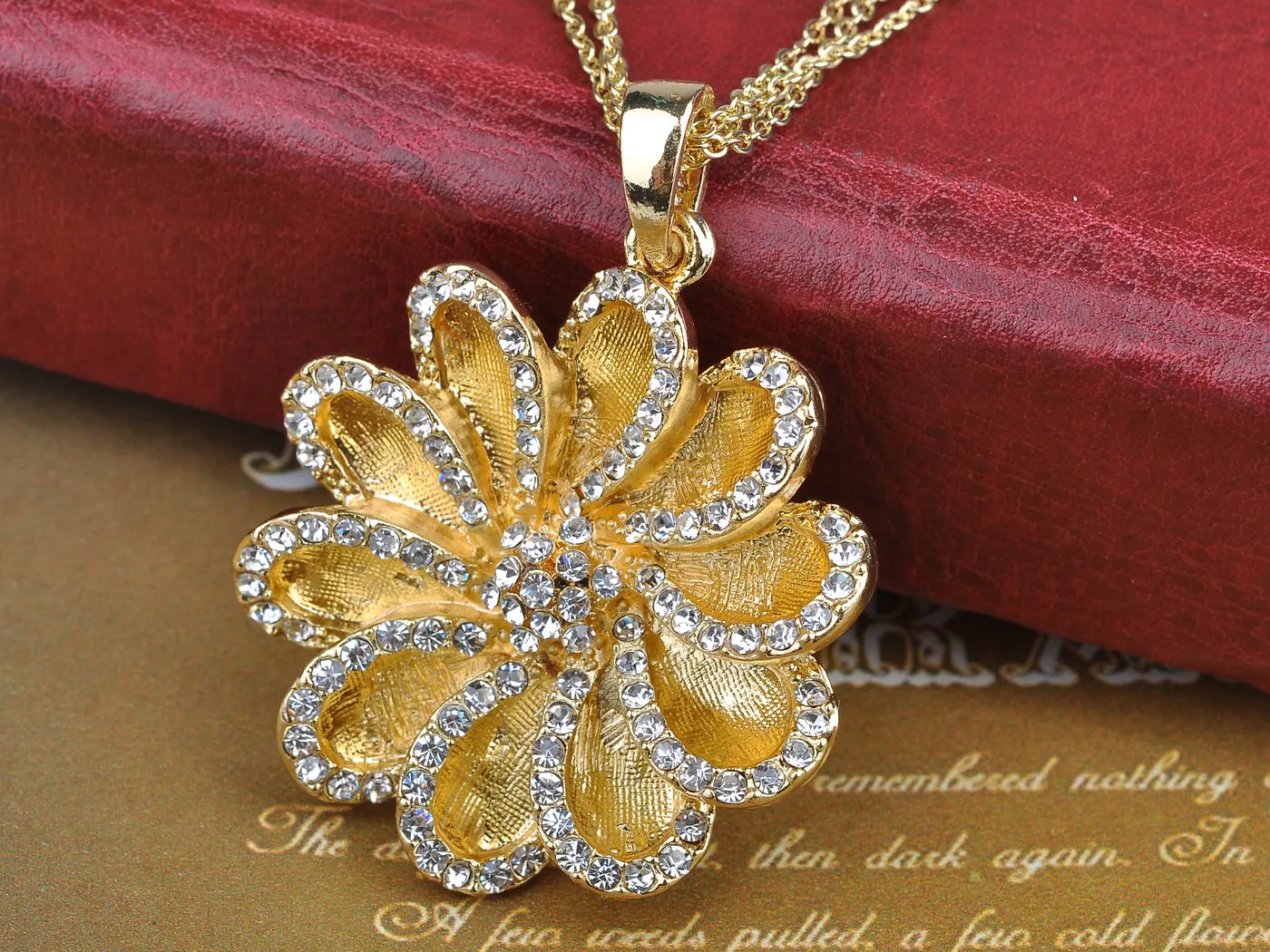 Gorgeous Daisy Flower Pendant Necklace