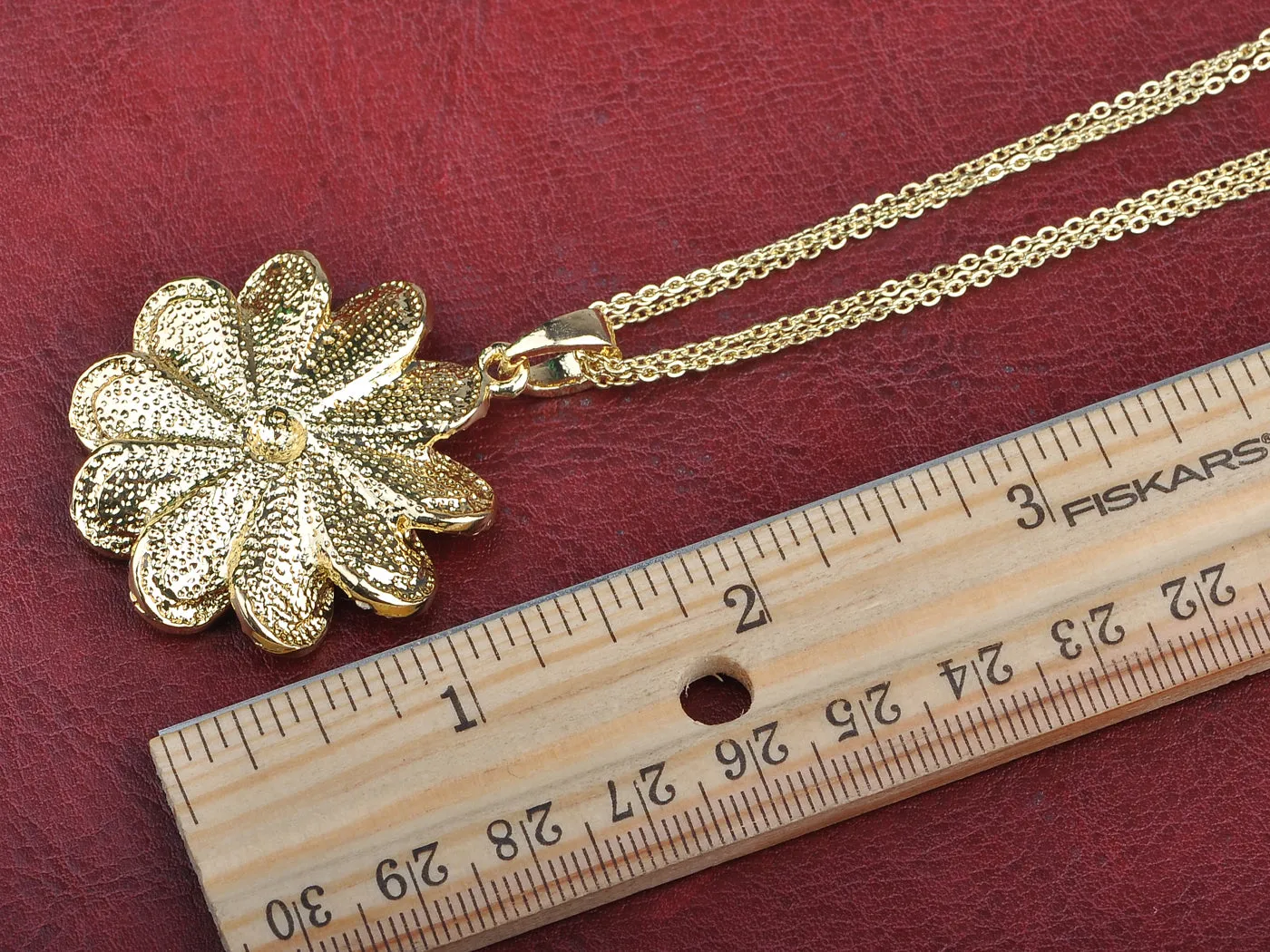 Gorgeous Daisy Flower Pendant Necklace