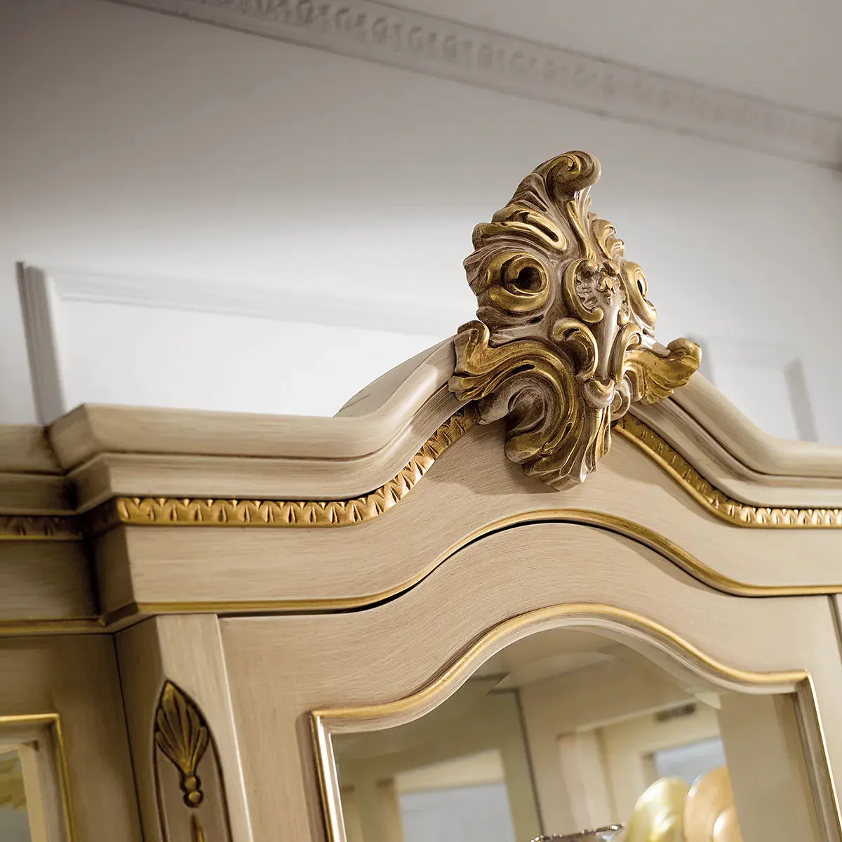 Royal Antique Hand Carving Vitrine