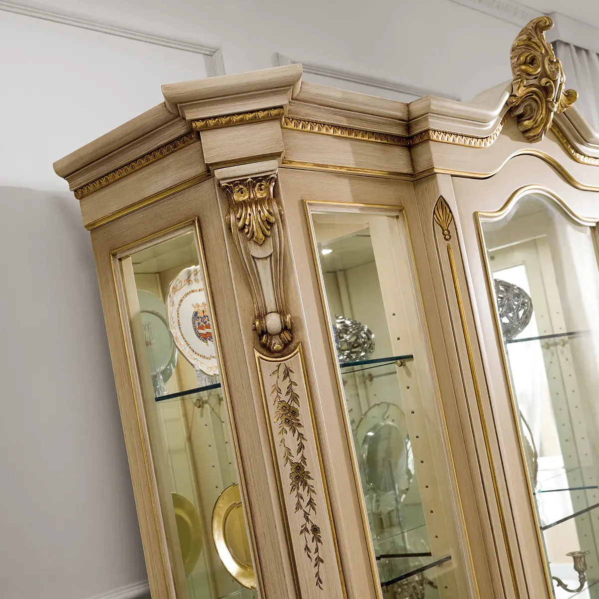 Royal Antique Hand Carving Vitrine