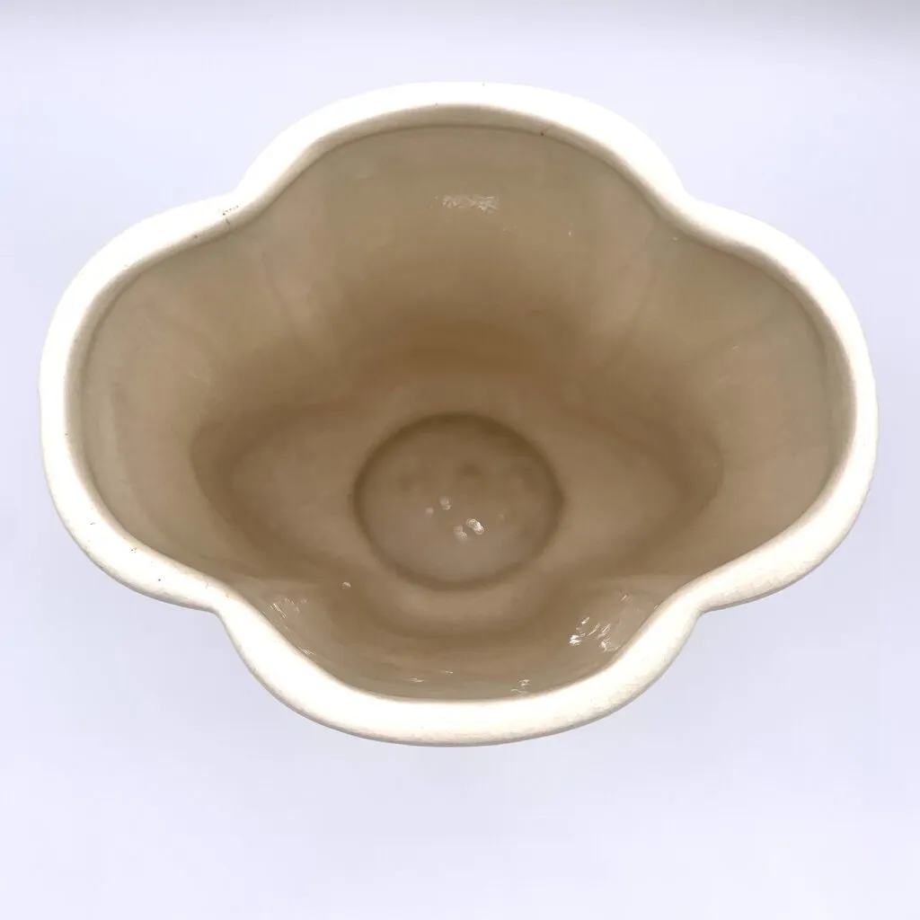 Vintage Ivory USA Pottery Vase with Acanthus Leaf Details /hgo